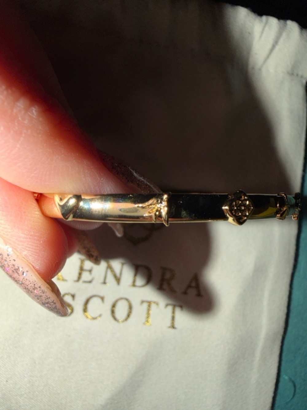 NWT S/M Kendra Scott Gold Metal Decorative Hinged Bracelet - Picture 4 of 4